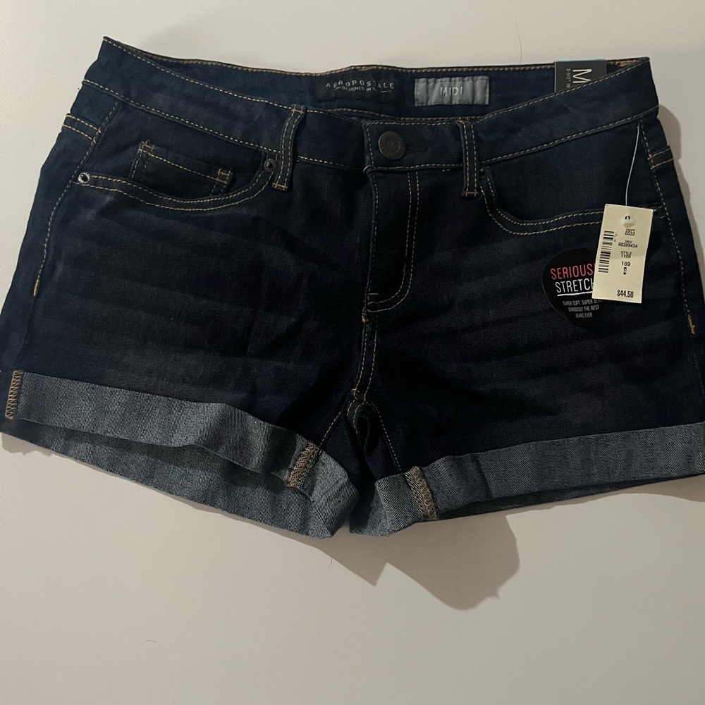 New with tags Aeropostale women’s size 4 midi shorts seriously stretchy